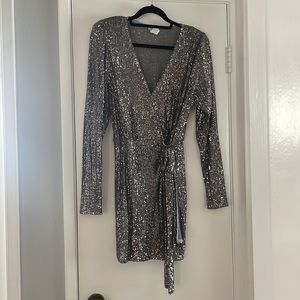 Rubber Ducky Productions, Inc. / Sequins gray dress
